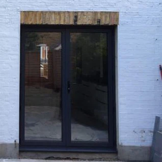 Juodosios aliuminio durys